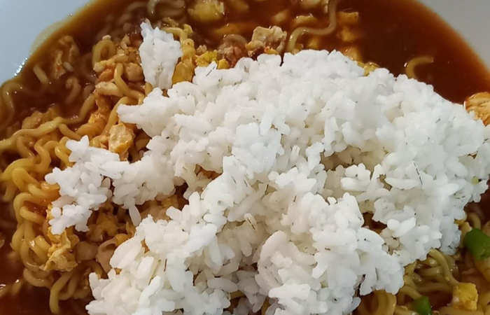 TAMPILAN : Mi instan pake nasi