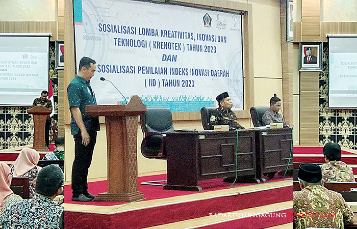 EDUKATIF: Sekretaris Bappeda Omar Brahmanto (kiri) menyampaikan materi sosialisasi penilaian IID 2023. Turut dihadiri pula Sekda Izul Marom (tengah) dan BPPM Fakultas Voka