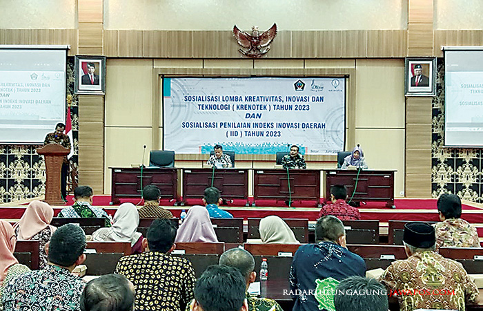INOVATIF: Kepala Bappedalitbang Kabupaten Blitar Jumali menyampaikan laporan panitia saat sosialisasi KRENOTEK 2023 di kantor Bupati Blitar, kemarin (15/6).