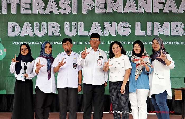 KOMPAK: Pustakawan Utama Hartono dan Koordinator Pelayanan Informasi dan Kerja Sama Hery Purwanto beserta Paguyuban Bank Sampah Kecamatan Sananwetan, foto bersama peserta Literas