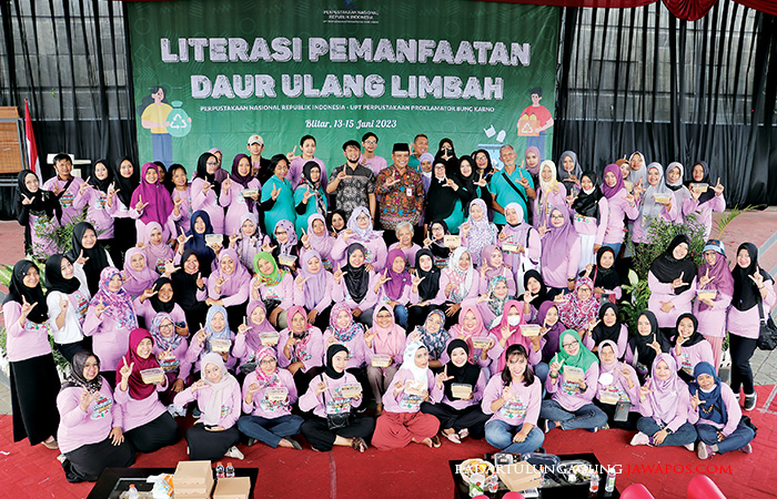 SALAM LITERASI: Pustakawan Utama UPT Perpustakaan Proklamator Bung Karno Hartono beserta jajaran, foto bersama narasumber Founder and Owner of Nisa&rsquo;s Quilt Nisa Hariadi dan