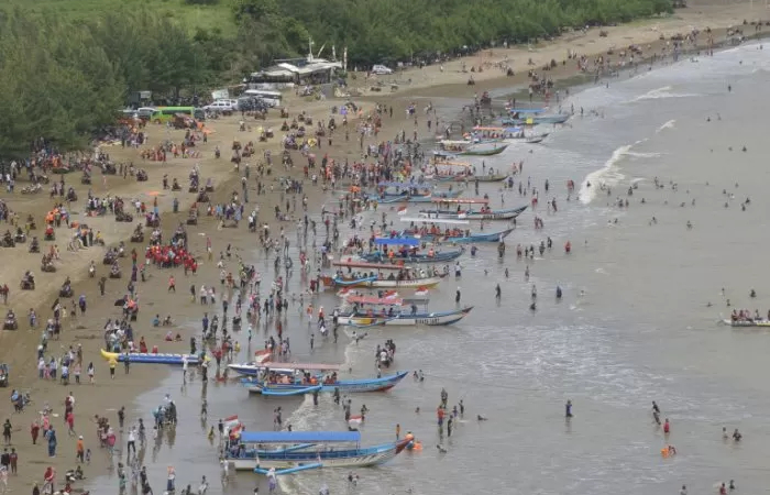 Pantai Gemah adalah salah satu tempt wisata populer di Tulungagung (Foto :  Antara)