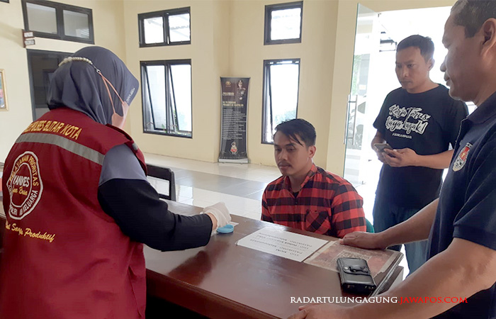 DIPERIKSA: Jaenal, pemuda yang merusak sejumlah mobil dan road barrier di Jembatan Trisula, diamankan polisi. Dia diduga mengalami depresi berat.