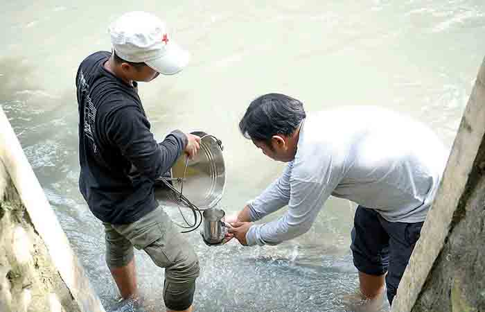BERANI KOTOR:  Ecoton mengumpulkan sekitar 100 kg sampah hasil susur sungai.