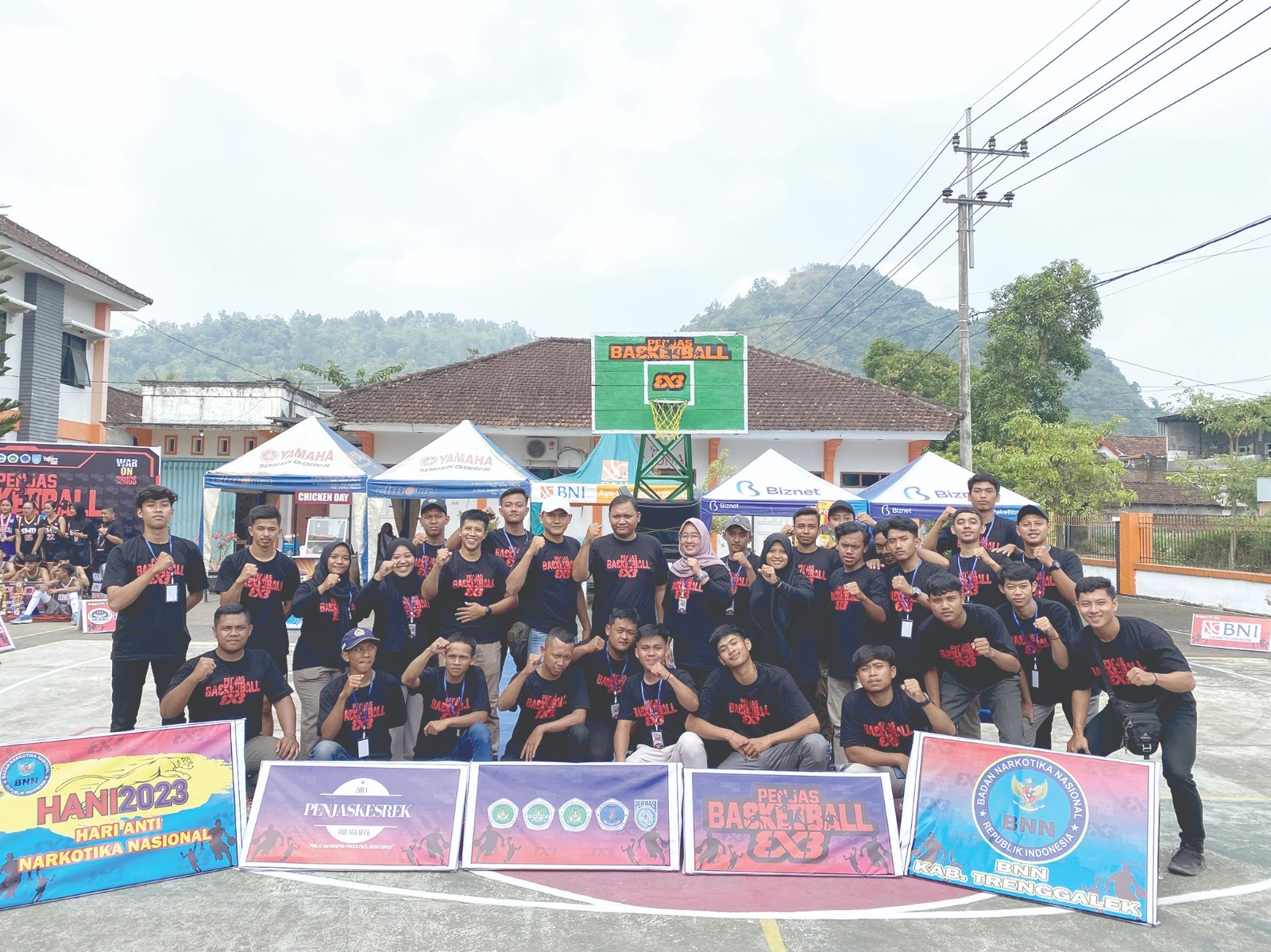 KOMPAK: Momen kebersamaan panitia Basketball 3x3 STKIP PGRI Trenggalek.