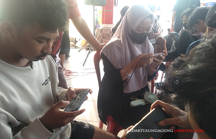 ATUR STRATEGI: Peserta seleksi ESI Kota Blitar bertanding di Sport Center beberapa waktu lalu.&nbsp;