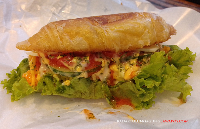 LEZAT: Camilan croissant yang kini mulai banyak diminati kalangan anak muda.