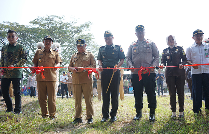 AKAN DIBANGUN: Bupati Tulungagung Maryoto Birowo (tiga dari kiri) didampingi Wabup Gatut Sunu Wibowo (dua dari kiri) menggunting pita sebagai simbol dimulainya pembangunan Memorial Park, disaksikan Di