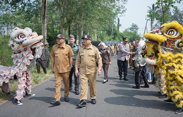Bupati Tulungagung ketika berkunjung ke pembangunan Shangrila Park, Tanggunggunung.