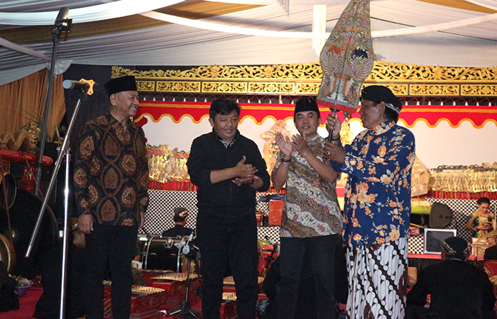 PUNCAK BERSIH DESA: Penyerahan wayang gunungan dari Wabup Tulungagung Gatut Sunu Wibowo kepada Ki Hari Wasiat, disaksikan Kades Ngrendeng Nurjiman (batik biru) dan Guntur Wahono.