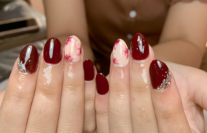 TAMPILAN : Nail art dengan kreasi warna yang menawan.