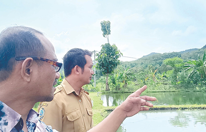 POTENSIAL: Perwakilan Radar Tulungagung ngobrol santai bersama Sekdes Pagersari di salah satu lahan sektor perikanan.