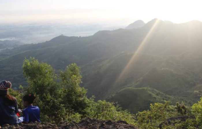 Penampakan alam di Puncak Gunung Budeg.