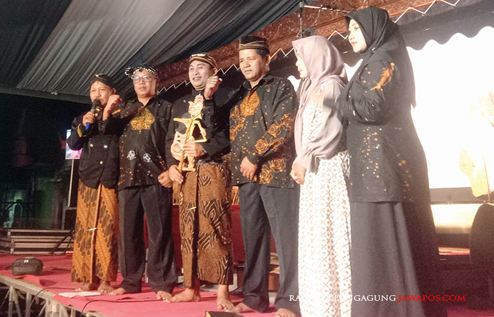 LESTARIKAN BUDAYA : Kades Rejowinangun, Bhagas Wigasto (Dua Dari Kiri) bersama Ki Anom Dwijo Kangko dan para perangkat desa saat puncak rangkaian bersih desa 14 Juni lalu.