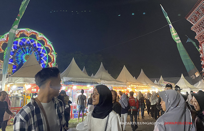 JADI DAYA TARIK: Suasana bazar jadul di Alun-Alun Blitar ketika malam hari selalu dipadati pengunjung.