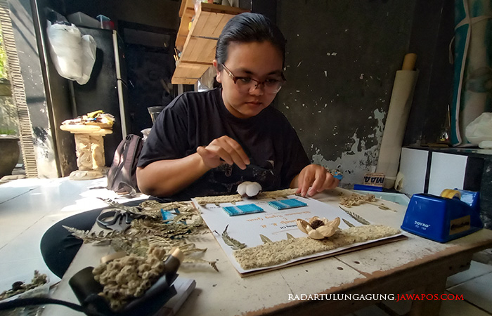 KREATIF: Diansari menekuni bisnis buket bunga kering di rumahnya. Di musim pernikahan mampu meraup cuan jutaan.