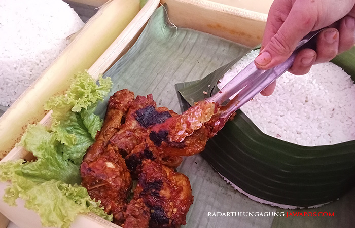 TRADISI: Lengkong dibuat menggunakan pelepah pisang. Berbentuk persegi dan dirangkai dengan bambu agar kuat menopang makanan di atasnya.&nbsp;