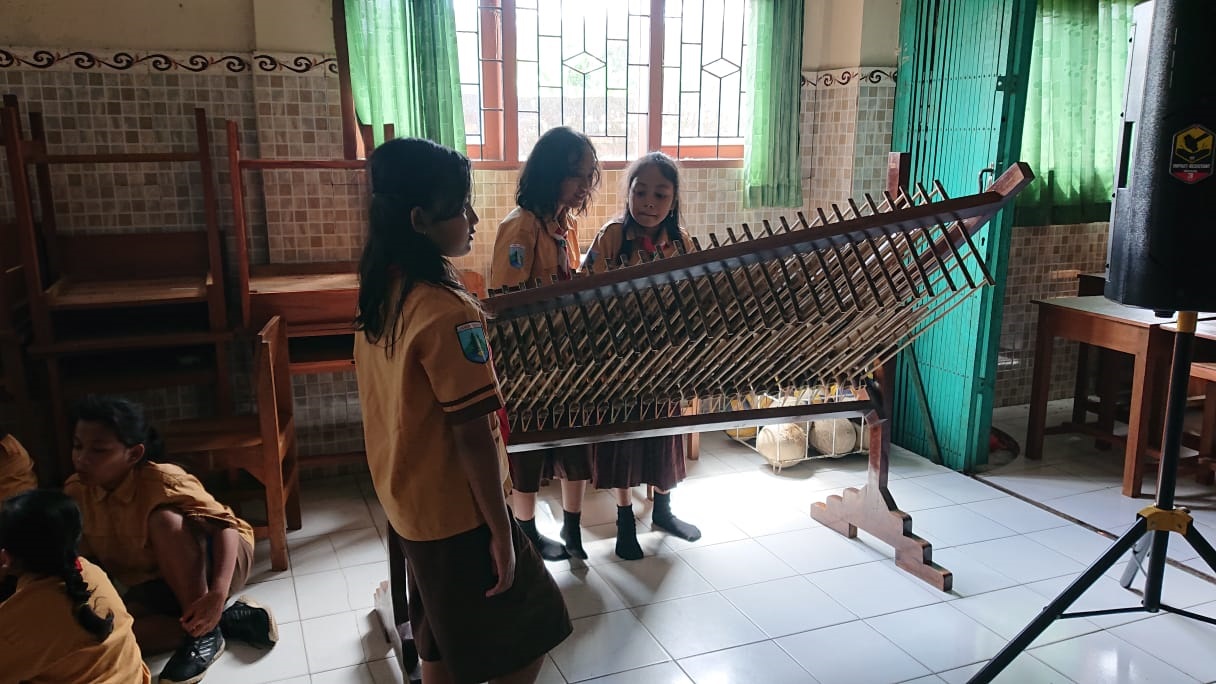 PUNYA STRATEGI: Permainan angklung merupakan salah satu kegiatan ekstrakulikuler di sekolah yang bisa dilakukan untuk menggaet para siswa baru.