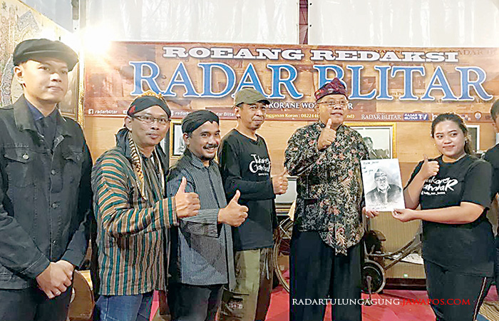 RAMAI: Wali Kota Santoso bersama staf Jawa Pos Radar Blitar dan seniman gambar.