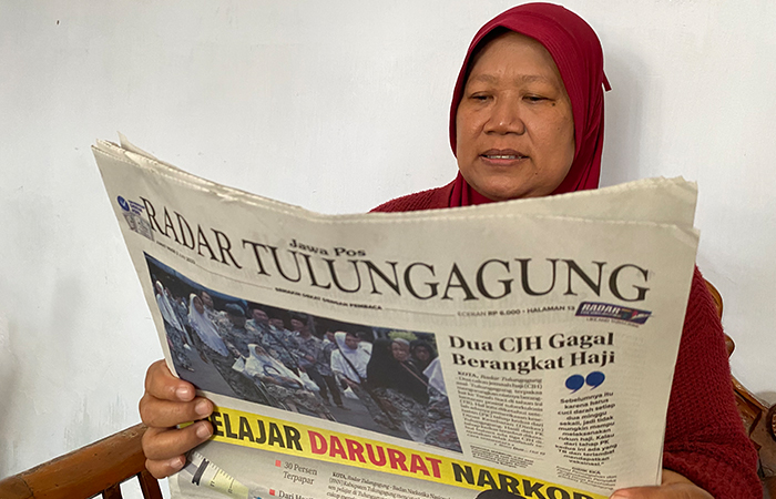 SETIA: Purwati telah berlangganan koran sejak puluhan tahun lalu