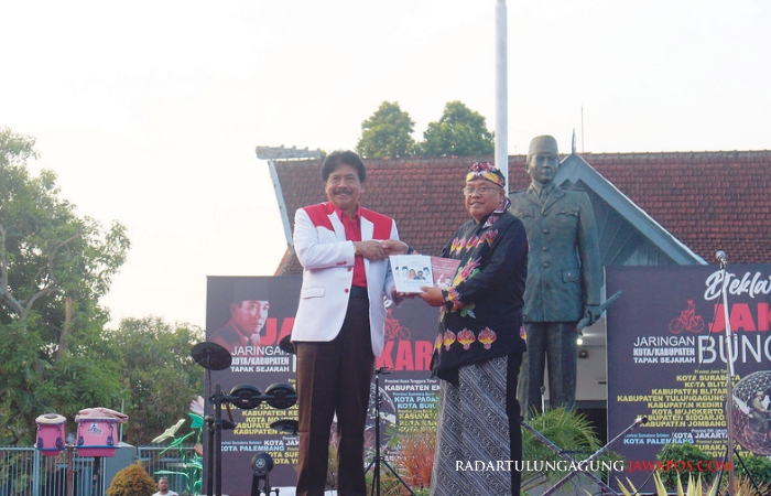 JASMERAH: Kepala BPIP RI Yudian Wahyudi menyerahkan dua buku kepada Wali Kota Blitar Santoso sebelum deklarasi kemarin (20/6).