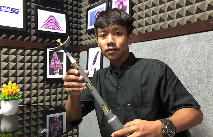 TERAMPIL: Bagus Sepdian Novanda memainkan/memamerkan trompet jaranan dari pipa paralon hasil karya pribadinya.