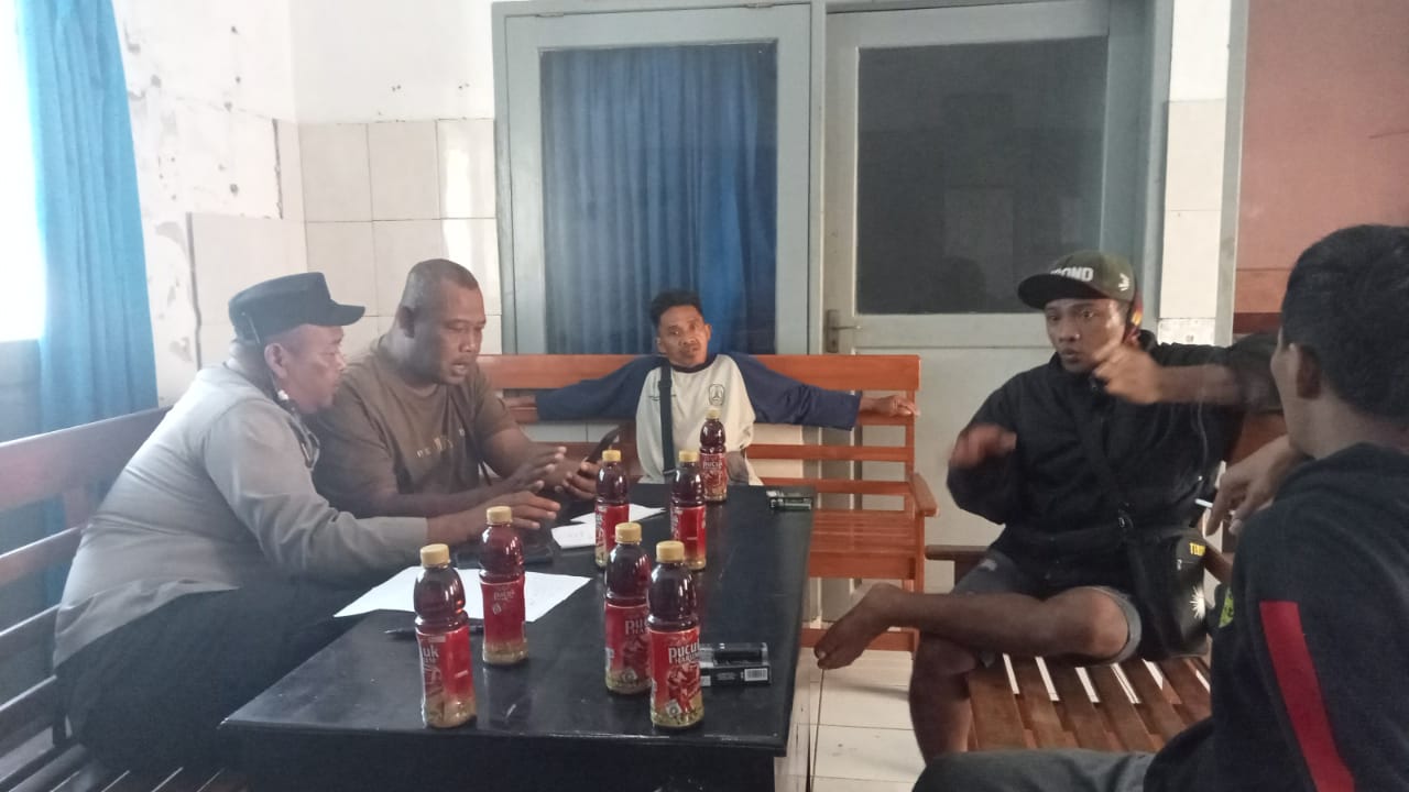 KOORDINASI: Awak kapal Barokah 3 melaporkan hilangnya rekan mereka di perairan So Sari, perbatasan Tulungagung-Trenggalek setiba di Pelabuhan Popoh.
