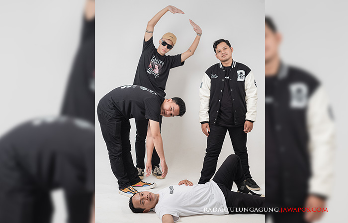 KREATIF: Personel grup band Nobodies Perfect berfoto bersama usai launching single baru.