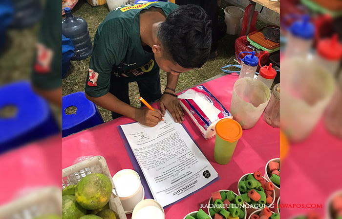 ANTUSIAS: Sejumlah pengunjung asyik menikmati sausana Bazar Blitar Djadoel. Acara ini melibatkan ratusan pelaku usaha untuk mengungkit perekonomian.
