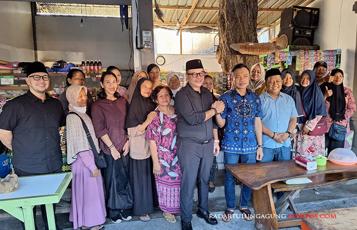 SINERGI: Romy Soekarno dan Wabup Rahmat Santoso foto bersama pedagang Istana Gebang.