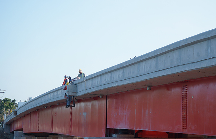 PROSES: Pekerja saat  memperbaiki detail-detail  jembatan Ngujang, kemarin  (22/67).