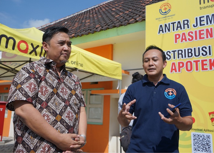 Head office Maxim Tulungagung, Herman Widiyanto (kiri) bersama Humas RSUD Campurdarat dr Karneni, Hendra Ivan Martono (kanan) saat sosialisasi layanan antar-jemput pasien dan distribusi obat.