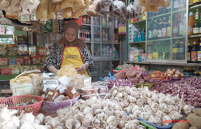 MASIH STABIL: Salah satu pedagang bumbu dapur di Pasar Legi menanti pembeli, kemarin (22/6).