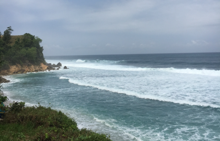 INDAH : Pantai Pacar dilihat dari jauh terlihat mempesona dengan hempasan ombak dan alam di sekitarnya.