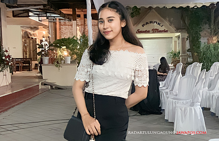 ANGGUN: Monica pernah menjadi runnerup Putri Tari Jawa Timur.