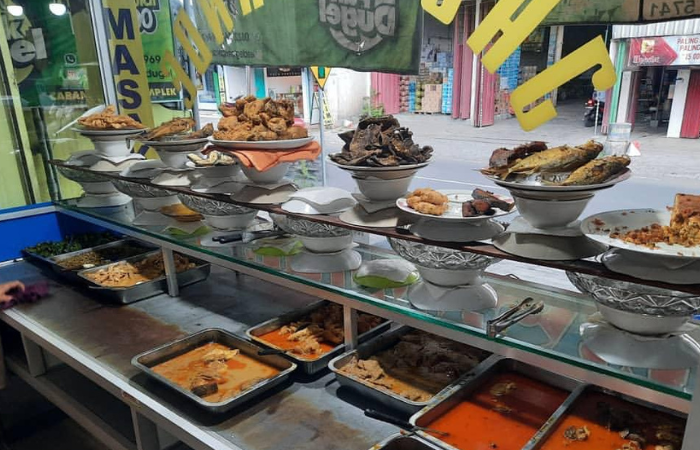 TAMPILAN : Rumah Makan Padang dengan aneka lauk-apuknya.