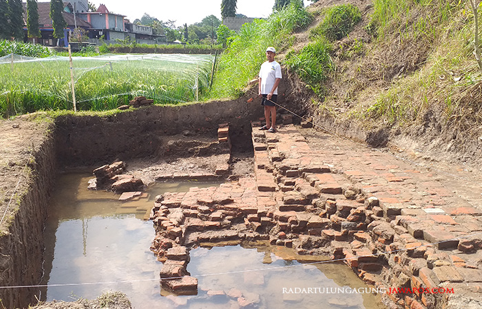 LEBAR: Warga menunjukkan lokasi temuan struktur bangunan seperti petirtaan tak jauh dari bangunan utama Candi Gedog, kemarin (25/6).