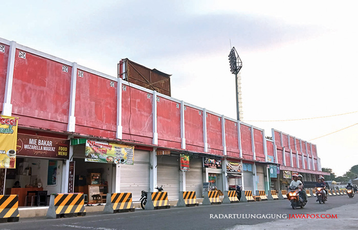 RAMAI: Pengguna jalan sedang melintas di jalan utara Stadion Supriyadi, kemarin (23/6).