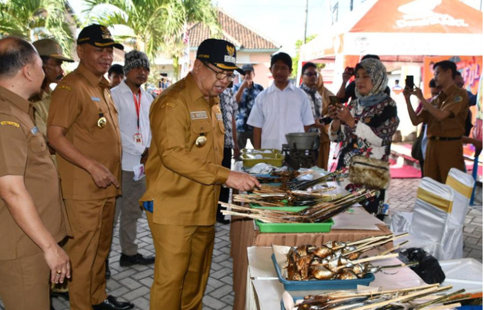 SEMUA ADA: Bupati Tulungagung Maryoto  Birowodidampingi oleh Wakil Bupati Tulungagung Gatut Sunu Wibowo serta Kepala DKP Tulungagung Agus Suswantoro meninjau salah satu stan pada Gerakan Pangan Murah.