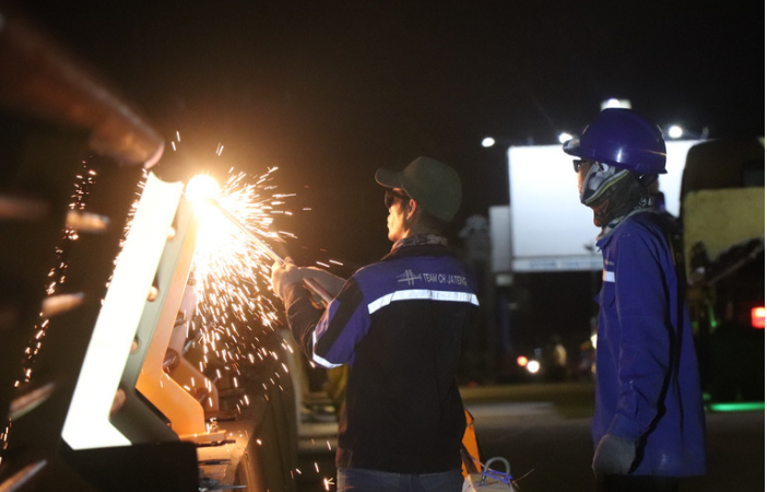 TAHAP AKHIR: Pekerja proyek jembatan Ngujang saat mengelas besi pengaman, kemarin (26/6).