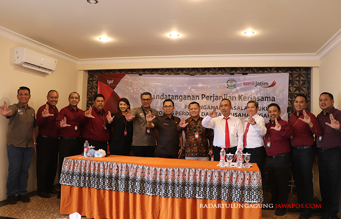 Pemimpin Bank Jatim Kantor Cabang Blitar Subeki foto bersama Kepala Kejaksaan Negeri Blitar Agus Kurniawan, Assistant Vice President Penanganan Hukum Khusus Bank Jatim Pusat Troy Wahana S