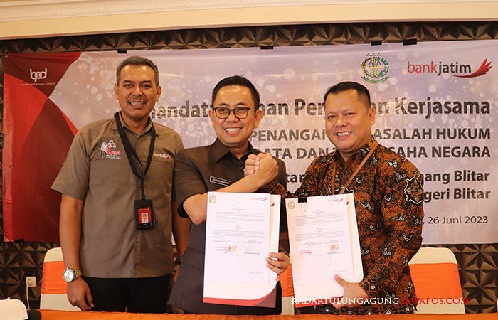 Pemimpin Bank Jatim Kantor Cabang Blitar Subeki, Kepala Kejaksaan Negeri Blitar Agus Kurniawan, Assistant Vice President Penanganan Hukum Khusus Bank Jatim Pusat Troy Wahana S