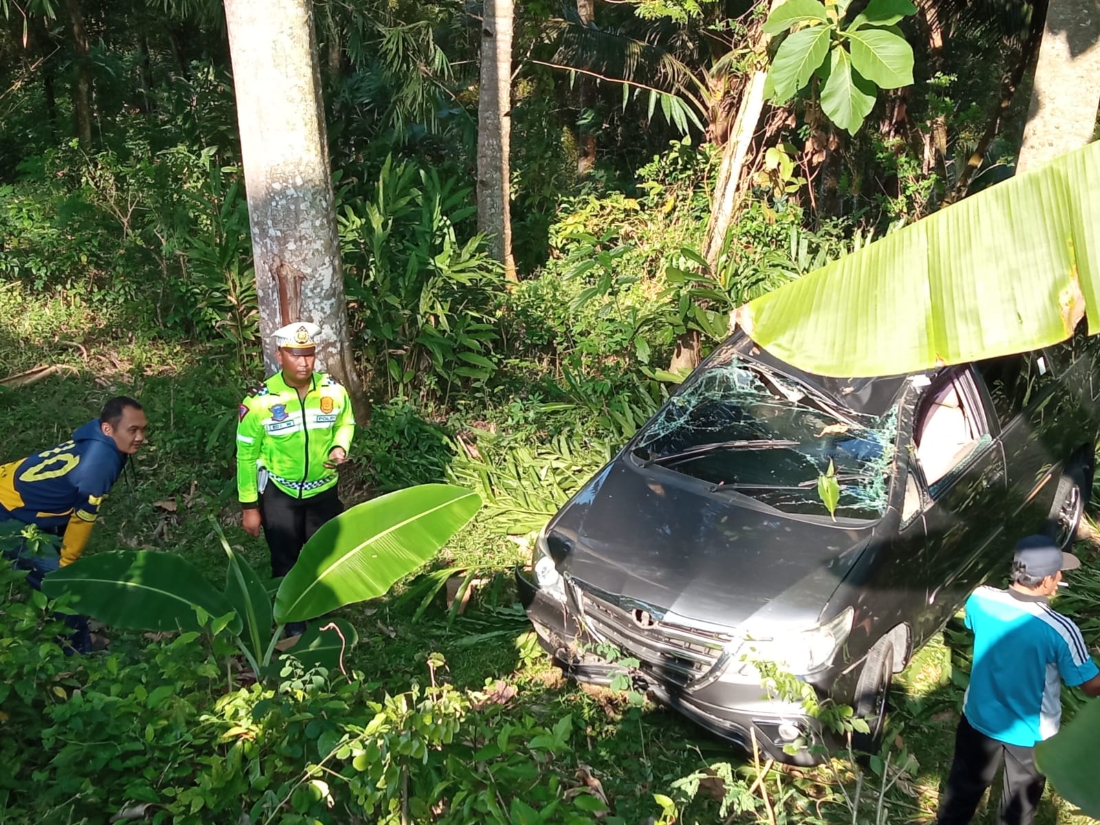 AMANKAN ARUS: Polisi ketika melakukan olah TKP di lokasi mobil Toyota Innova yang masuk jurang di wilayah Desa/Kecamatan Watulimo.