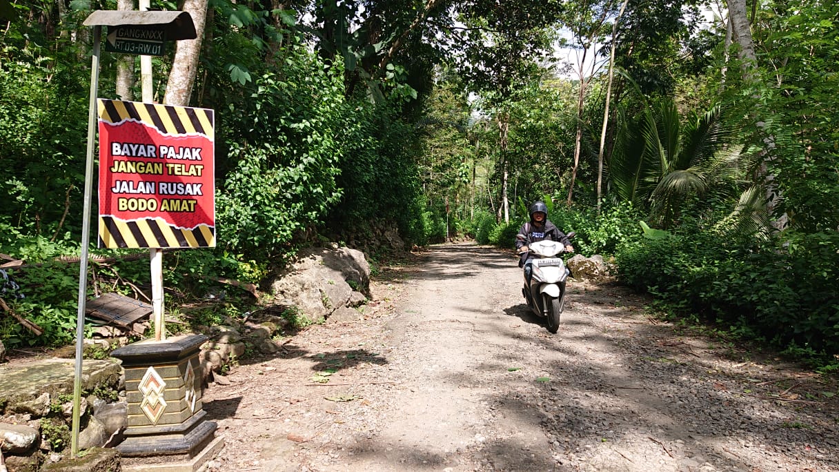 SEGERA DITANGANI : Jalan di wilayah Desa Ngadimulyo, Kecamatan Kampak, yang sempat viral karena rusak dan akan segera ditangani.