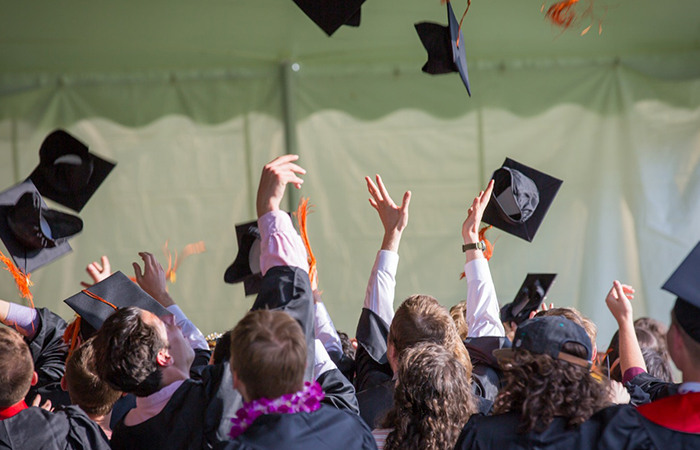 Wisuda.