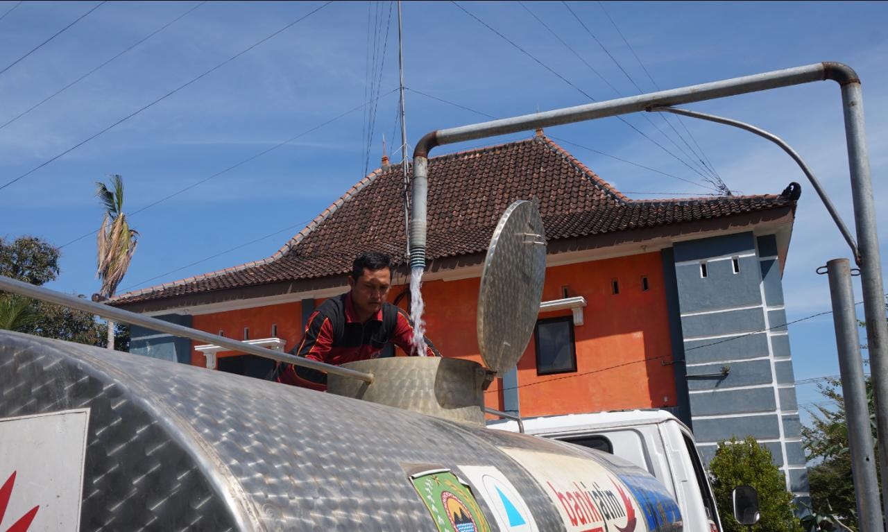 SELALU SIAP : Petugas BPBD mengecek kesiapan mobil tanki yang nantinya digunakan untuk droping air bersih.