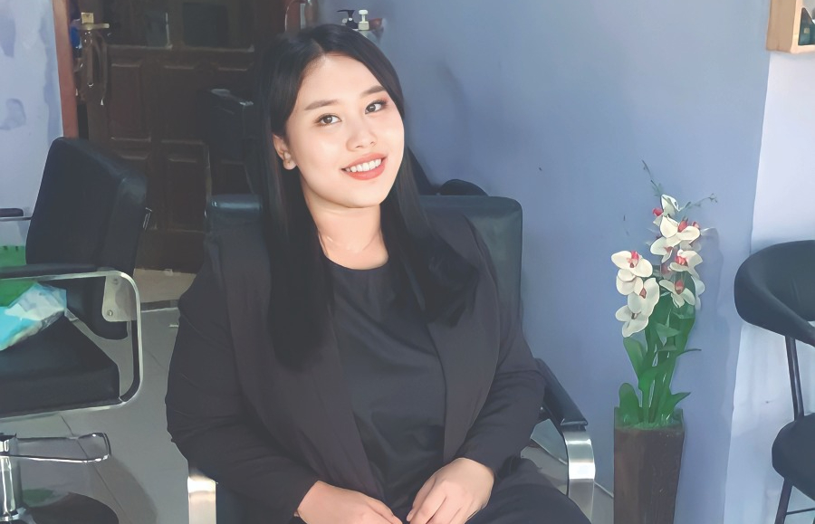 PROFESIONAL: Mengutamakan kepuasan customer adalah kunci sukses Finka dalam membangun bisnis salon. (Foto : Finka Ikga untuk Radar Tulungagung)