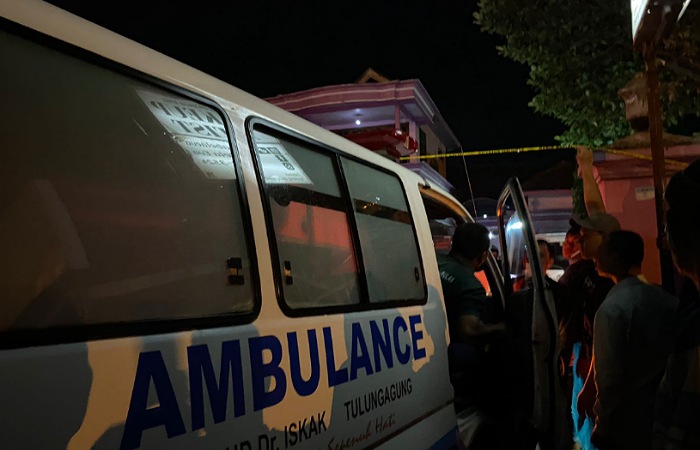 Ambulance milik RSUD dr Iskak membawa jasad pasutri pengusaha kolam renang yang ditemukan tewas di kediamannya di Jalan Raya Ngantru.
