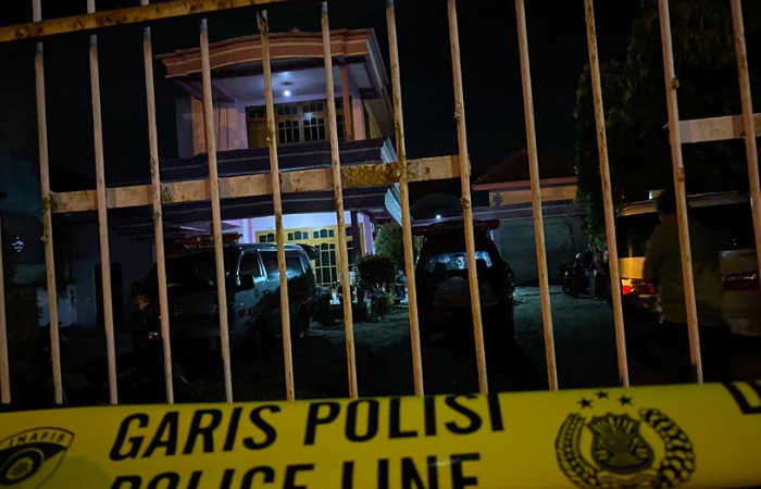 Rumah megah di Jalan Raya Ngantru, TKP ditemukan pasutri pengusaha kolam renang yang tewas bersimbah darah.