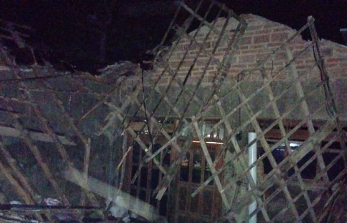 Dampak gempa 6.4 Magnitudo yang mengakibatkan rumah di Trenggalek roboh.